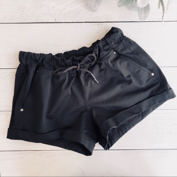 lululemon athletica Pants - Lululemon Play All Day Short Black Sz 6 (EUC)